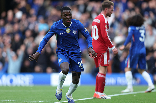 ONLINE: Liverpool srovnává s Chelsea. Favorité nezaváhali, Arsenal jde do čela