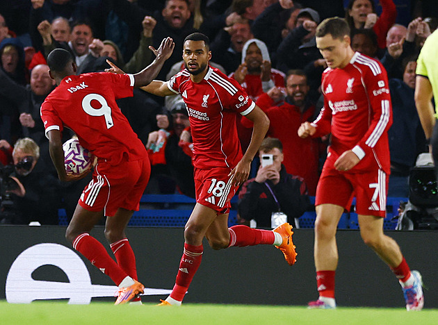 Liverpool padl v závěru s Chelsea, do čela jde Arsenal. Slaví United i Tottenham
