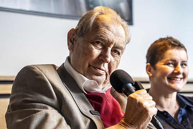 Zeman: Fialu bych hnal k soudu. Z boje se neutíká, budu dál volit Stačilo!