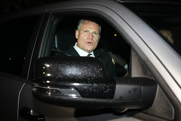 Povolební jednání se rozjela. U Babiše doma se střídali Motoristé s Okamurou