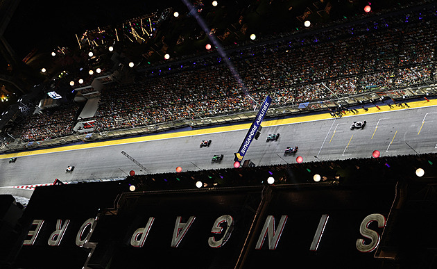 F1 ONLINE: V Singapuru vede Russell, zastávky v boxech začal Verstappen