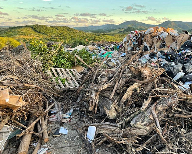 Karibskou perlu zavaluje odpad. Ostrov Antigua si neví rady s obří skládkou