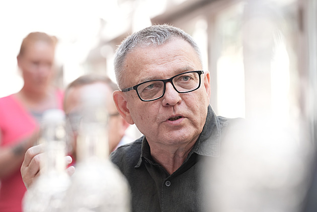 Soudruhu Zaorálku. Spisovatelka se ostře opřela do politika kvůli šikmému kostelu