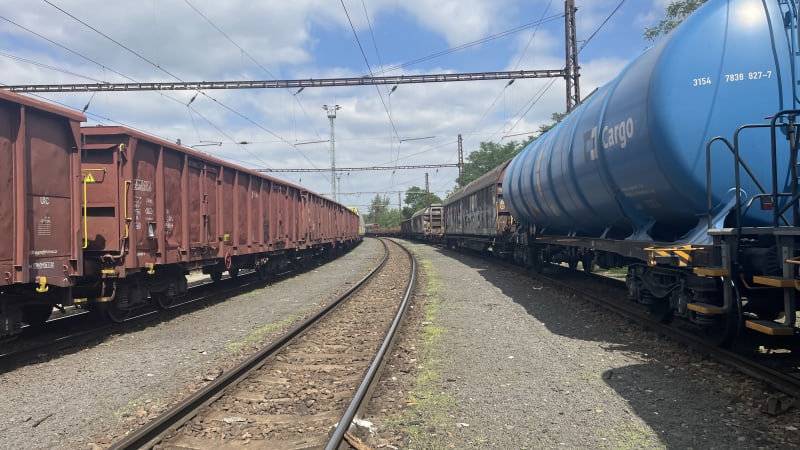 Vysoce hořlavý propylen unikal z cisterny u břeclavského nádraží. Na místě zasahovali hasiči