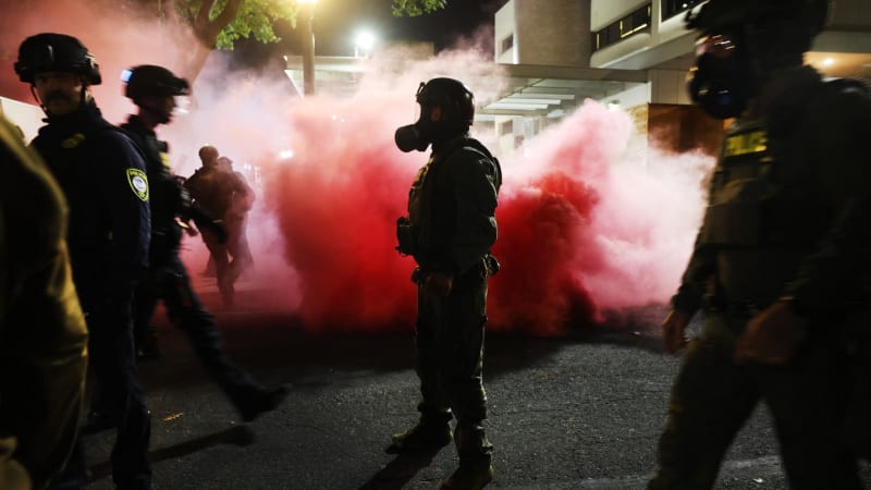 „Trumpova invaze.“ Demokratičtí guvernéři se bouří proti vyslání Národní gardy do Chicaga