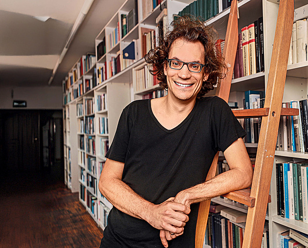 Nevěra v genech? Muž má po odrostu dětí potřebu hledat další partnerku, líčí biolog