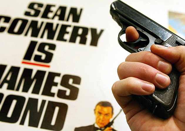 Digitálně odzbrojen. Amazon odstranil pistole z plakátů s Jamesem Bondem