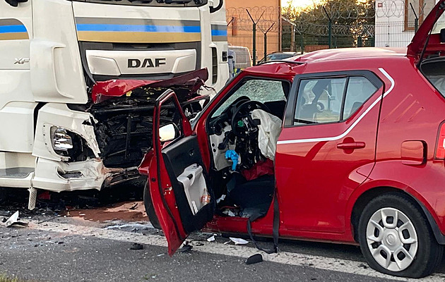 Žena na Jičínsku přejela do protisměru a srazila se s kamionem. Nehodu nepřežila