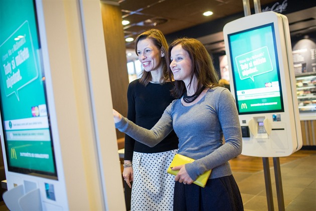 Dotykové kiosky slaví deset let. Změnily objednávky i roli obsluhy v restauracích