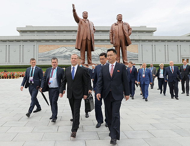 Přátelé drží při sobě. Medveděv se přijel poklonit vůdcům KLDR