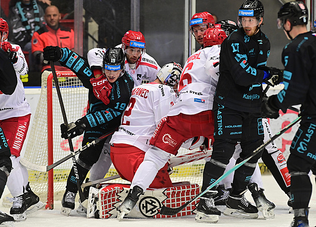 ONLINE: Třinec proti Varům otáčí, hraje se i šlágr mezi Spartou a Pardubicemi