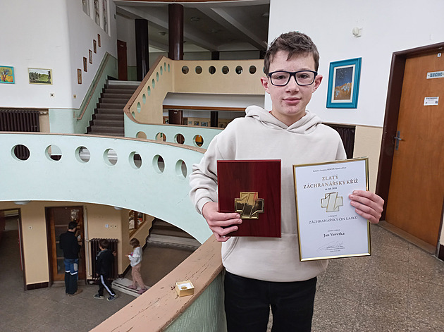 Prezident mu řekl, že je frajer. Žák zachránil dítě z potápějícího se kočárku