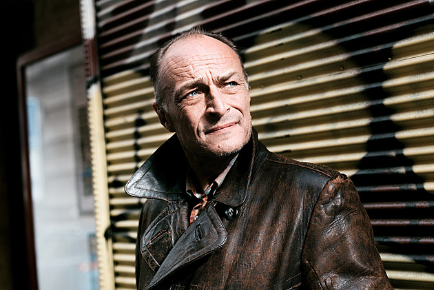 Dřevo, seno, sláma, hnůj. Moje každodenní realita, hlásí ze statku Karel Dobrý