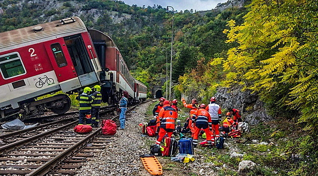 Na východním Slovensku se srazily dva rychlíky. Na místě je přes 20 zraněných
