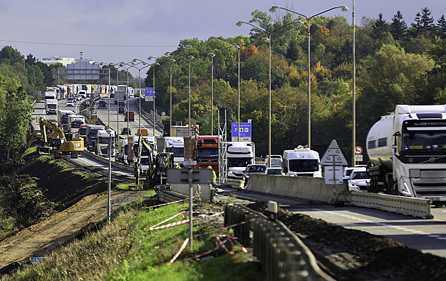 Kolony jsou větší než obvykle, ale jedou. Kolaps u křížení D1 a D2 se nekoná