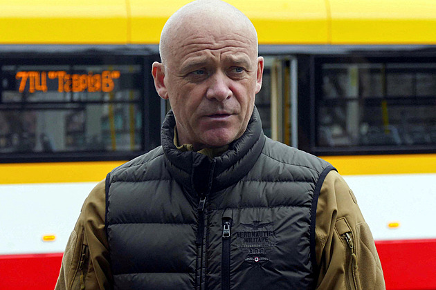 Zelenskyj zbavil občanství lidi s ruským pasem, podle médií i starostu Oděsy