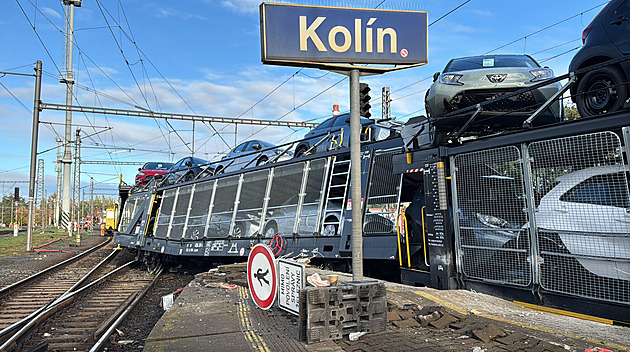 V Kolíně vykolejil nákladní vlak převážející auta, likvidace následků se protáhne