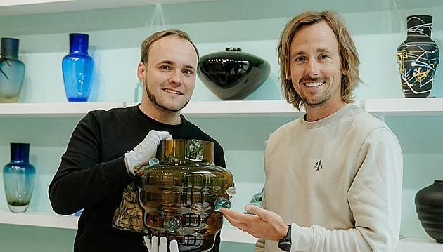 Drama do poslední minuty. Dražba vázy se střepy ze zaniklých skláren má vítěze