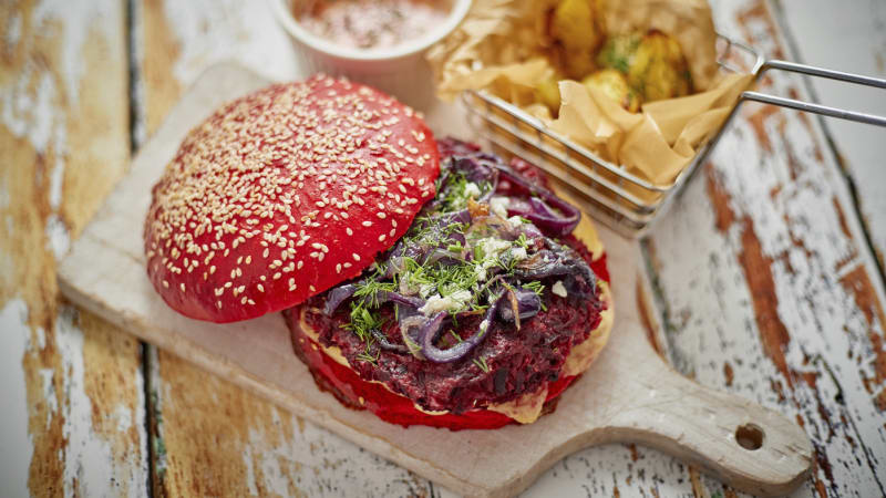 Už žádný vegetariánský burger? Europarlament schválil zákaz názvu, organizace kritizují zdražení