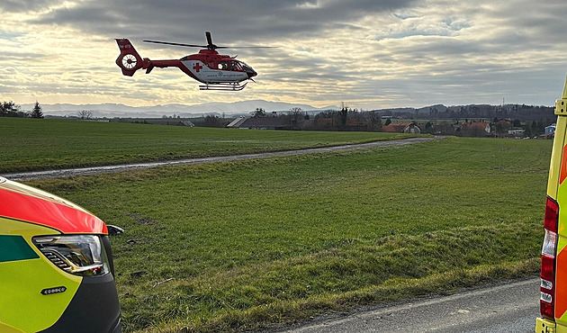 Na Chomutovsku se srazila čtyři auta. Vrtulník transportoval nezletilého