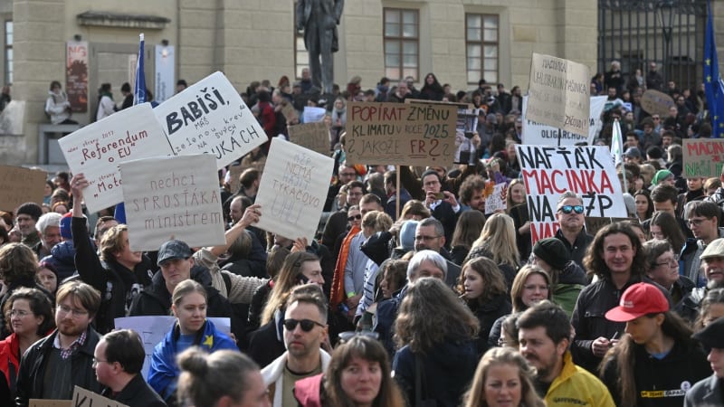 „Nafťák Macinka na MŽP nablinká“. Stovky lidí v Praze demonstrovaly proti Motoristům sobě