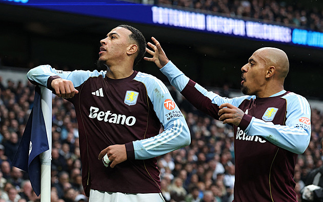 ONLINE: Liverpool hraje šlágr s United, Aston Villa otočila zápas na Tottenhamu