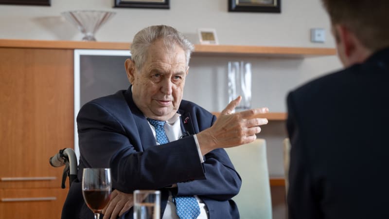 Zeman po operaci zůstává v nemocnici a ruší program. Oporou mu je manželka