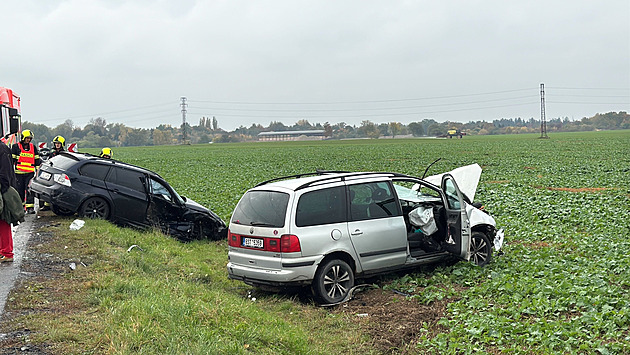 Na východě Prahy se srazila dvě auta. Dva zranění, v akci byl i vrtulník
