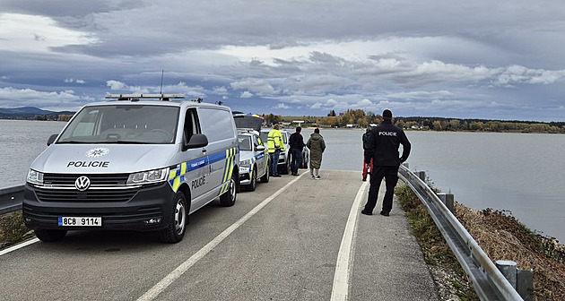 Z Lipna vytáhli auto s mrtvolou. Jde o rakouský vůz, který se hledá už 10 let