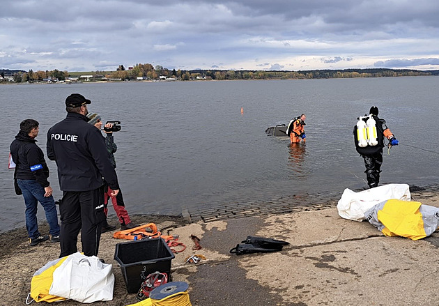 Z Lipna vytáhli auto s lidskými ostatky. Jde o rakouský vůz hledaný už 10 let