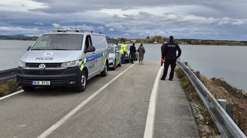 Nález těla na dně Lipna: Policisté z přehrady vylovili 10 let hledaný vůz s lidskými ostatky