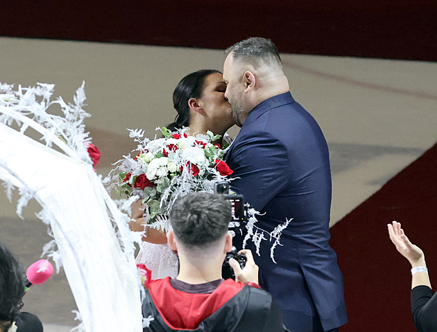 Ano, beru. Na třineckém ledě. Fanoušci během přestávky tleskali novomanželům