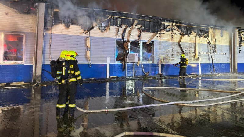 Požár haly na Litoměřicku: Hasiči dohašují skrytá ohniska. Škody jdou do desítek milionů