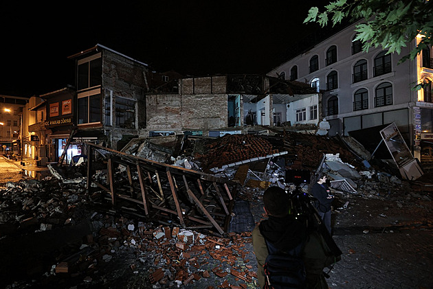 Západ Turecka zasáhlo zemětřesení o síle 6, několik budov se zřítilo