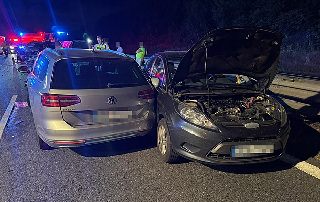 Provoz na dálnici D35 směrem na Moravu zablokovaly nehody u Dašic