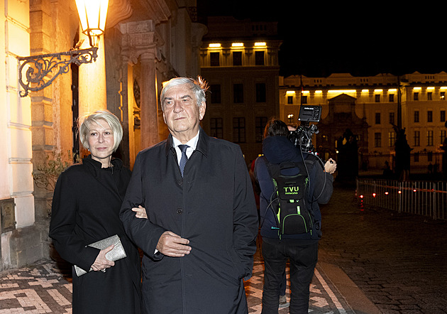 OBRAZEM: Čas jít domů. Některé hosty při odchodu z Pražského hradu zaskočil déšť
