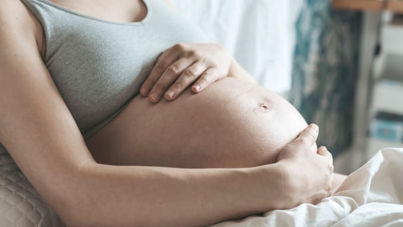 Fatální chyba indických lékařů: Po porodu zapomněli v těle matky obvaz, 26letá žena zemřela