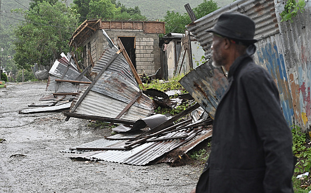 Létaly střechy, padaly stromy. Hurikán Melissa po Jamajce dorazil na Kubu