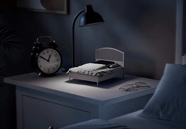 Ikea představila postýlku pro mobil. Kdo ho tam bude dávat, získá bonus