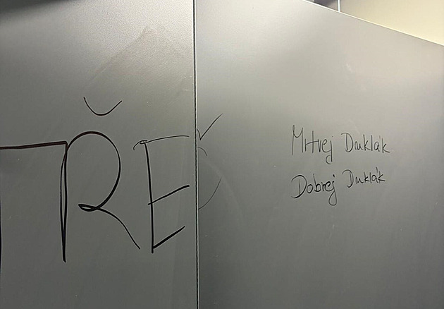 Nová aréna schytala první šrámy. Policie řeší počmárané záchody i napadení fanouška