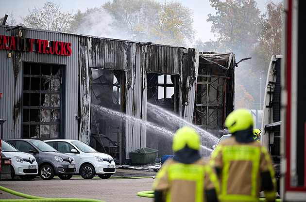 Na čerpací stanici v Německu vzplála cisterna, na místě jsou zranění