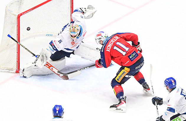 ONLINE: Pardubice drtí Kladno, Sparta vede v Olomouci. Třinec prohrává v Hradci