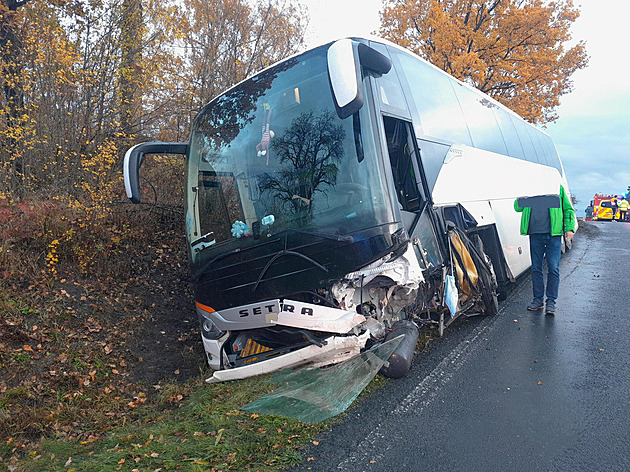 Řidič se při předjíždění čelně střetl s autobusem, je ve vážném stavu
