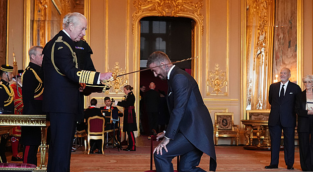 Konečně se dočkal. Král pasoval fotbalistu Davida Beckhama na rytíře