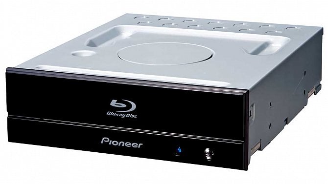 Nejzvláštnější důsledek přechodu na Windows 11: V Japonsku jsou zase „in“ optické mechaniky