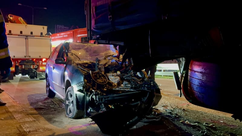 Pražský okruh stojí. Po nehodě nákladního a osobního auta museli vyprostit ženu