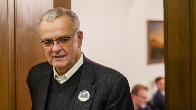 Platba hotovostí v Ústavě: Hysterická zbytečnost. Přijde právo uprdnout si? Ptá se Kalousek