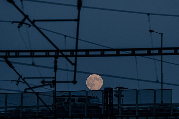 Pokochejte se snímky nejjasnějšího letošního superúplňku z celého světa
