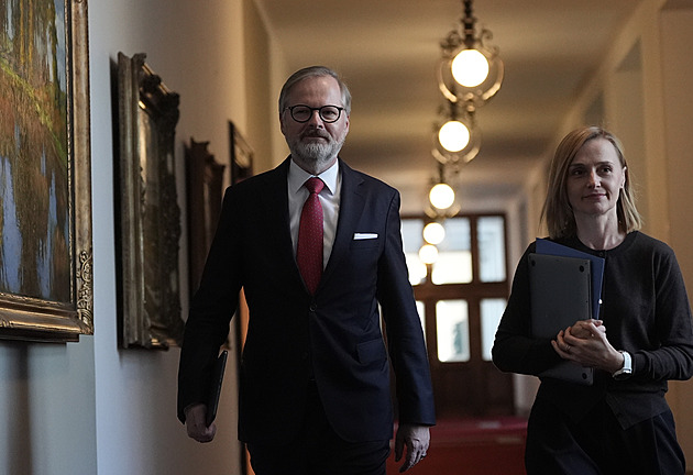 Vláda Petra Fialy rozhodla o demisi, Babiš chce mít novou do konce listopadu