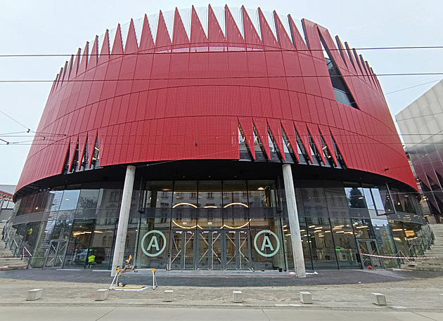 Aby se vešlo více lidí, zúžili pódium. O otevření Horácké arény je obrovský zájem